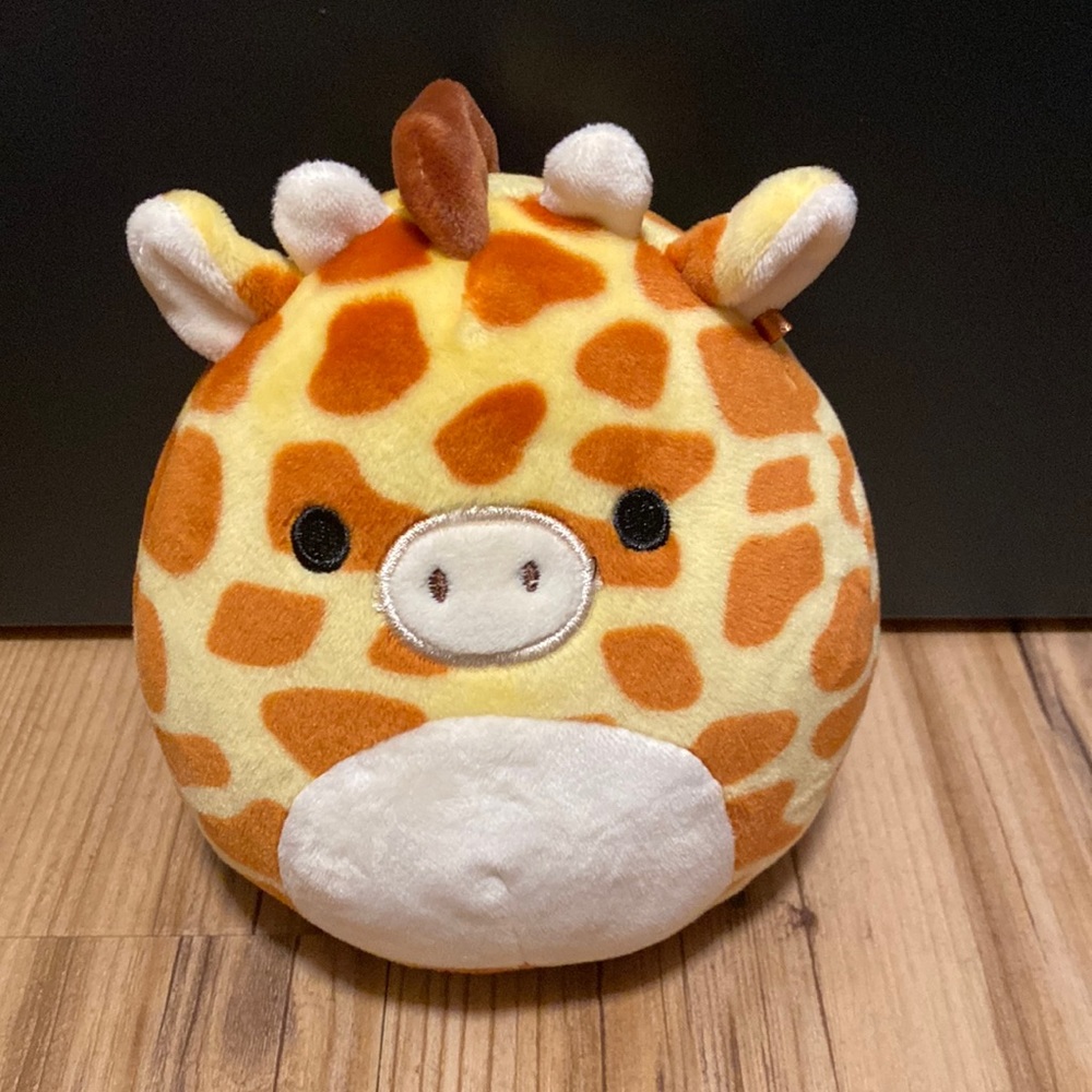 Small giraffe squishmallow